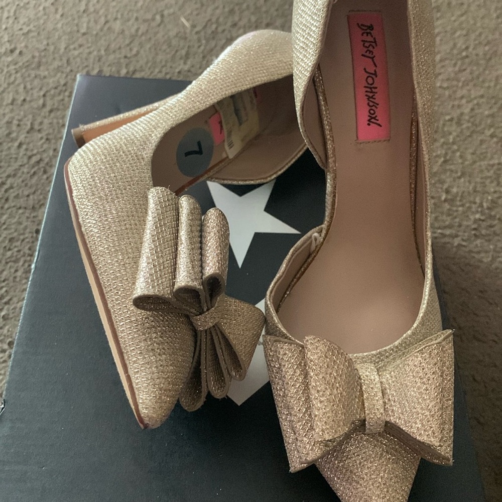 Champagne Betsey Johnson heels size7